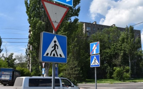В Центральном районе Мариуполя изменили схему движения транспорта и установили новые дорожные знаки