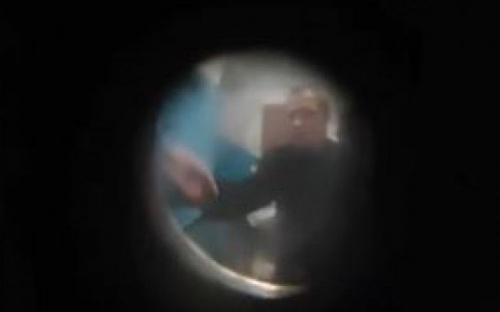 Видео с убийцей и его дочерью-заложницей в подъезде мариупольского дома сняли очевидцы
