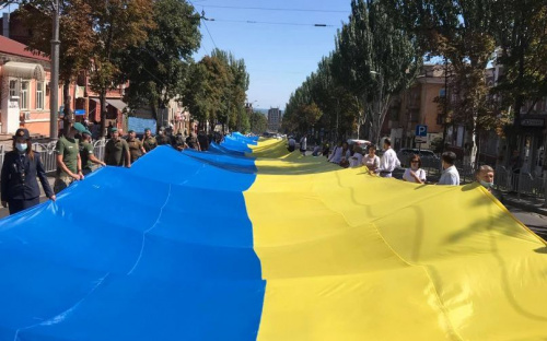 В центре Мариуполя развернули 100-метровый флаг