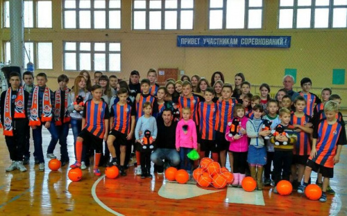 Дарио Срна провел тренировку и раздал подарки юным мариупольцам (ФОТОФАКТ)