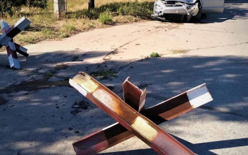 В Мариуполе иномарка врезалась в противотанковый ёж