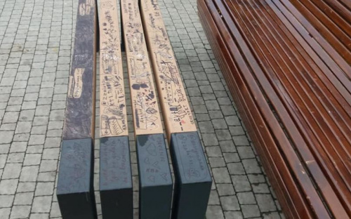 Мариупольские вандалы в парке «Веселка» испортили лавочки и площадки