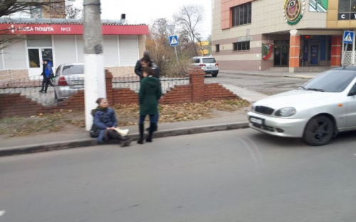 В Мариуполе пенсионерка попала под колеса. Пострадавшая не помнит, кто ее сбил (ФОТО)