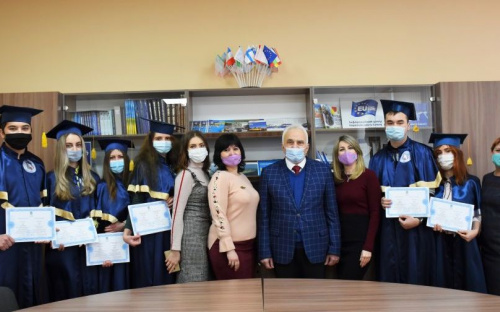 В мариупольском университете более 300 выпускников получили дипломы магистра