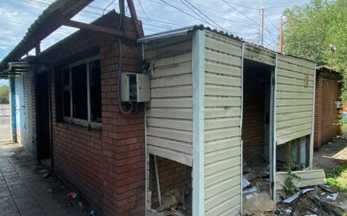Заброшенный киоск возле детской площадки угрожает безопасности мариупольцев