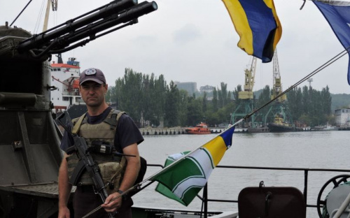 Украинский Мариуполь украшен национальными флагами (ФОТОФАКТ)