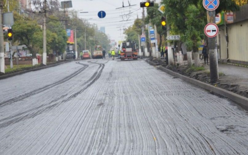 На перекрытом участке в центре Мариуполя начали замену асфальта (ФОТО)