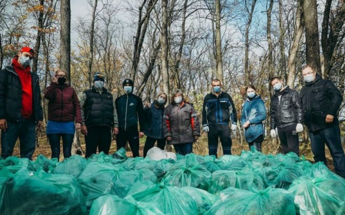 Отходы «захватили» лес: из популярного места отдыха мариупольцев вывезли 70 мешков мусора