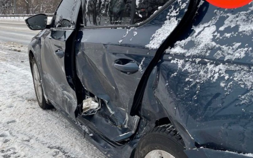 В Мариуполе легковушка врезалась в два авто на встречке