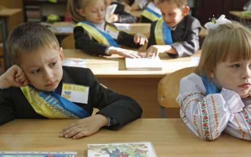 Из-за карантина учебный год в Украине могут продлить.  Будут ли учиться дольше мариупольские школьники?