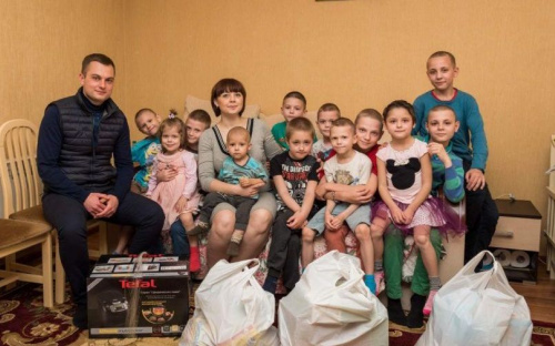 В Мариуполе детский дом семейного типа получил подарки от Вадима Новинского