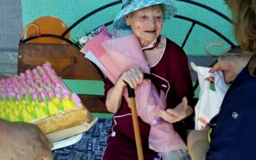 «На курорте» под Мариуполем чествовали 100-летнюю модницу-долгожительницу