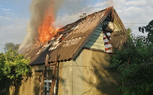В частном секторе Мариуполя вспыхнул пожар