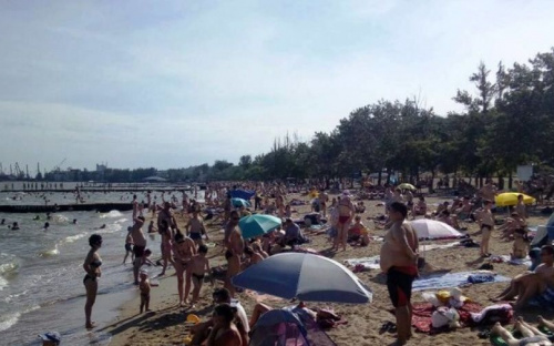 В выходные на пляжах Мариуполя отдыхают до 28 тыс. человек (ФОТО)
