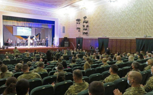 В мариупольской камерной филармонии зазвучал оркестр в честь украинских военнослужащих