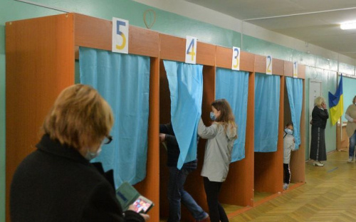 До закрытия участков чуть больше часа. Как голосуют на местных выборах в Украине?