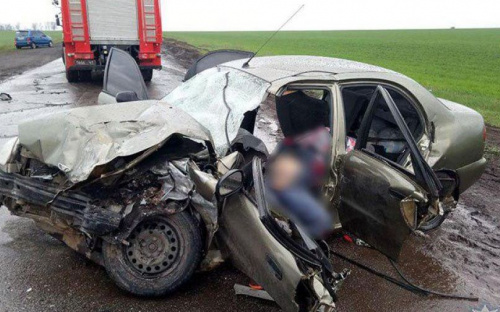 В автобус, везущий пассажиров в Мариуполь, врезалась легковушка – есть погибший (ФОТО)