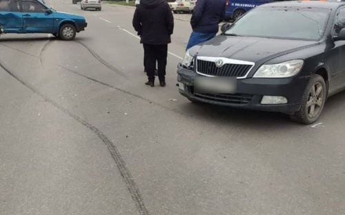 В Мариуполе столкнулись «ВАЗ» и «Skoda»