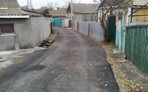 В частном секторе Мариуполя обновили «убитое» дорожное покрытие