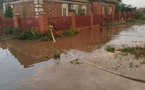 Водная стихия затопила дома в поселке под Мариуполем (ФОТО)