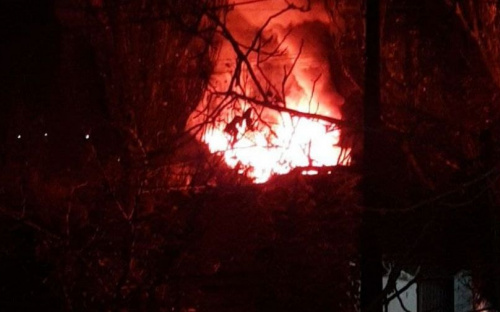 В Мариуполе горел гараж, в поселке у города – частный дом, погиб мужчина