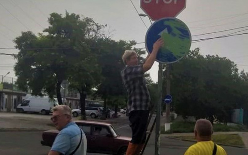 Вандалы разрисовали дорожные знаки на опасном перекрестке в Мариуполе