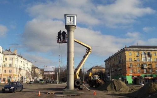 На левобережье Мариуполя установили часы с электронным механизмом (ФОТО)