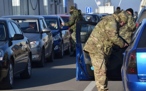 Утром на КПВВ Донбасса скопилось 700 машин