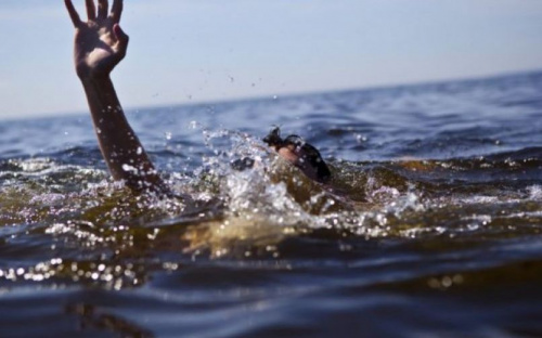 В поселке под Мариуполем отдыхающие достали из моря утопленника