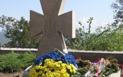 В  Мариуполе установили памятник военнослужащим, павшим за Украину (ФОТО)