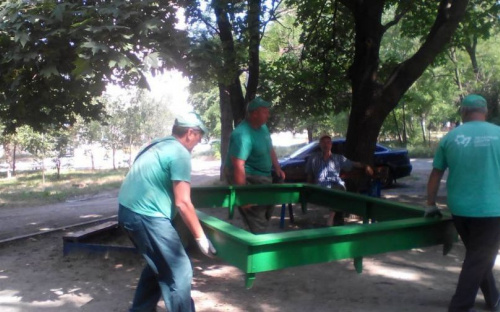 В Мариуполе в запущенном дворе создают уютную зону отдыха (ФОТО)