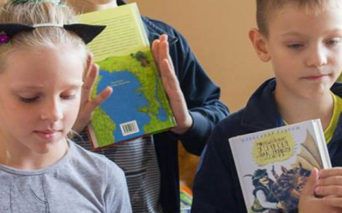 Киевское издательство подарило мариупольским детям книги о волшебниках и драконах (ФОТО)