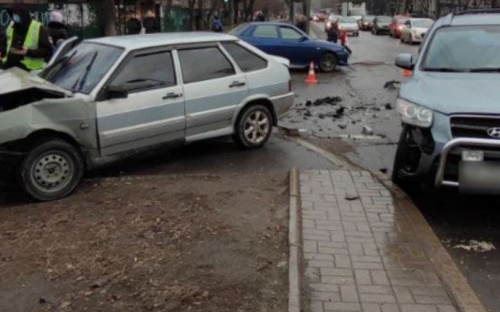 В Мариуполе утром столкнулись «ВАЗ» и «Hyundai», пострадали два человека
