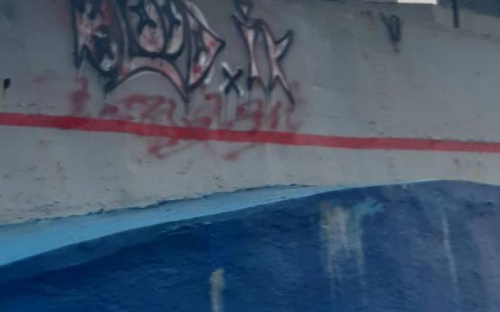 Перед 9 мая в Мариуполе разрисовали памятник морякам-десантникам