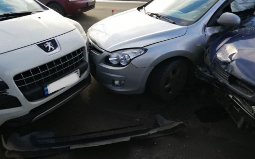 В Мариуполе возле школы столкнулись три автомобиля, пассажира увезли в больницу