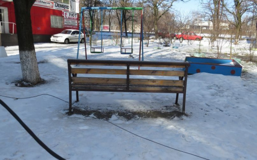 Опасный электрокабель угрожал жизни, упав возле детской площадки в Мариуполе (ФОТО+ВИДЕО)