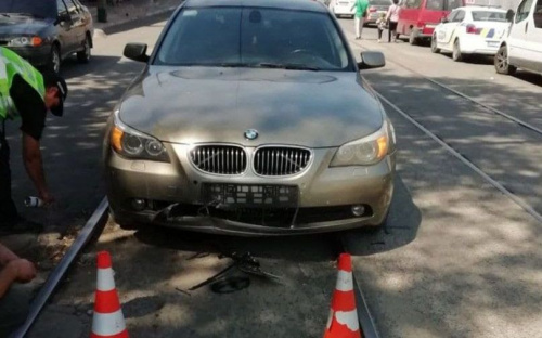 В Мариуполе трамвай протаранил BMW и скрылся с места ДТП