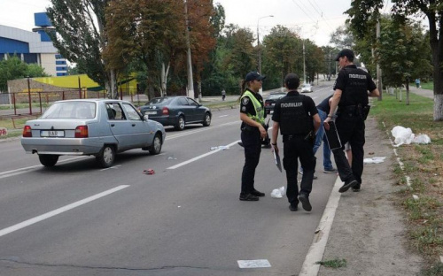 Переходил дорогу: в Мариуполе мужчина попал под колеса автомобиля (ФОТО)