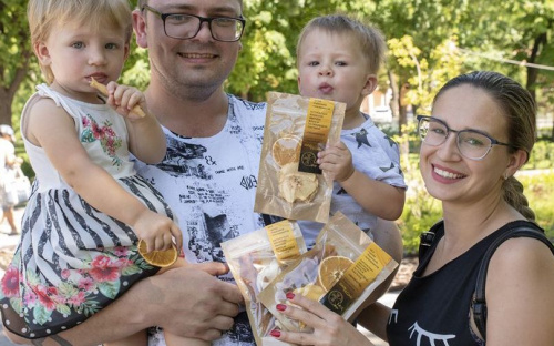 Мариуполец кормит горожан авторскими клубничными и арбузными чипсами