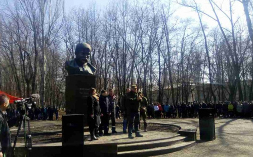 В Авдеевке собралось свыше 700 человек на митинг против блокады в Донбассе (ФОТО) (ДОПОЛНЕНО)