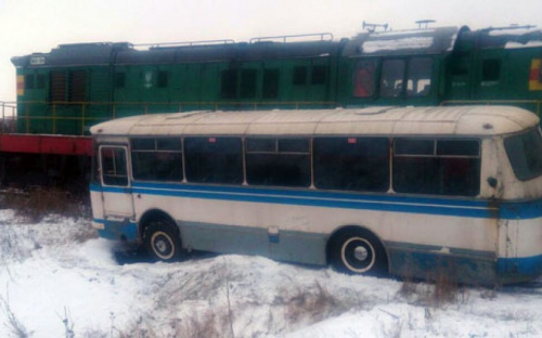 В Донецкой области поезд протаранил автобус, который вез на работу шахтеров (ФОТО)