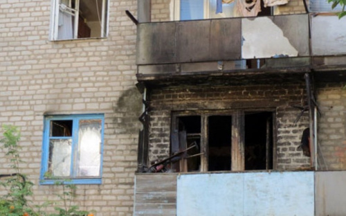 В Донецкой области полицейский спас из горящей квартиры семью переселенцев 