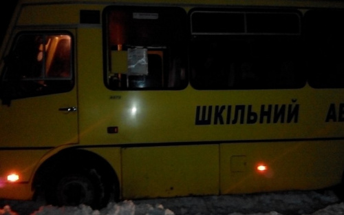 В Донецкой области школьный автобус унесло в снежный сугроб (ФОТО)