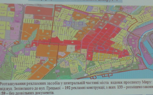 В исторической части Мариуполя обнаружили «рай» для нелегальной рекламы (ФОТО)