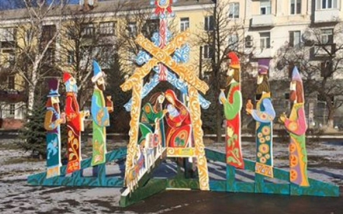 В Краматорске установили необычный рождественский вертеп