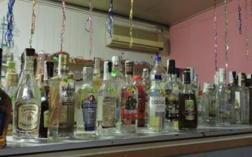 В магазине Мариуполя выявили 100 литров алкоголя неизвестного происхождения