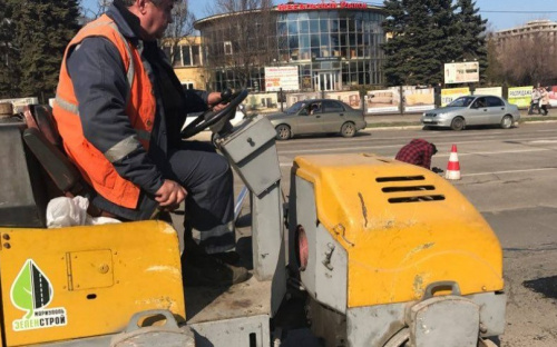 В Мариуполе «Автодор» досрочно «закатал» в дороги 200 тонн асфальта (ФОТО)