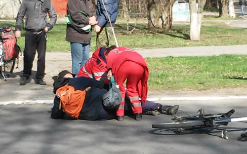 В Мариуполе автомобиль сбил велосипедиста (ФОТО)