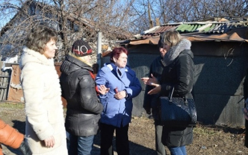 В Мариуполе беременная женщина с нарушением слуха живет в доме без воды и газа