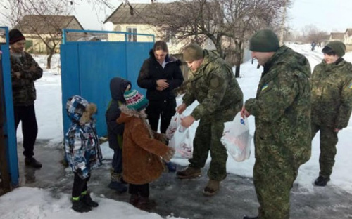 В Мариуполе дети из неблагополучных семей к Рождеству получили подарки